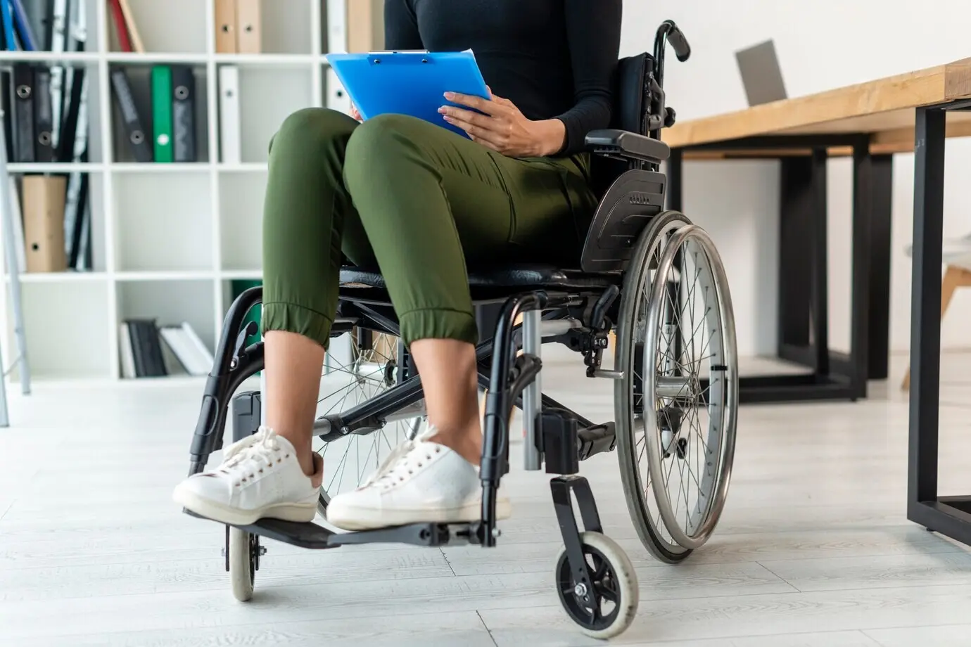 Nahaufnahme einer jungen Frau, die ein Klemmbrett hält.