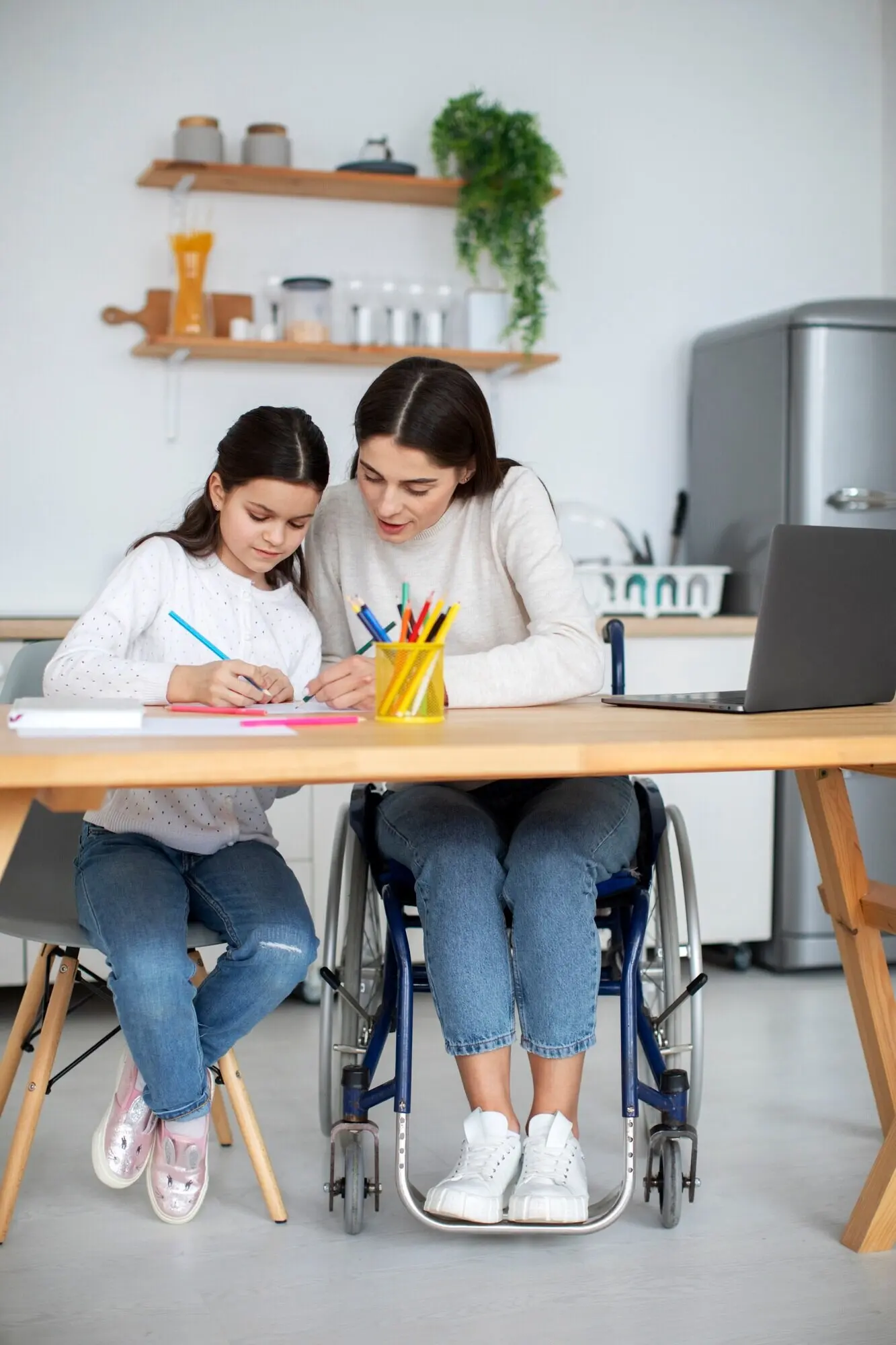 Ein Mädchen hilft ihrer behinderten Mutter.